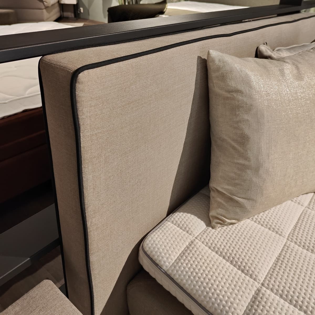 Showroommodel Boxspring Comfort Haarlem Elektrisch verstelbaar 120 x 200 + Nachtkastje - 2